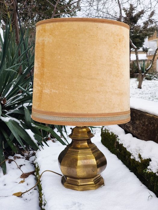 АНТИКВАРНА настолна лампа , основа от чист месинг 
Основа от чист мес