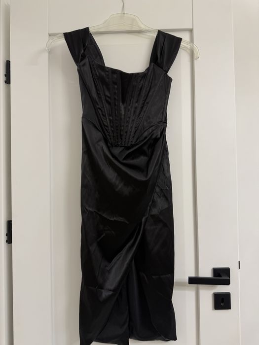 Елегантна корсетна рокля с паднали рамене и цепка – черна ХС