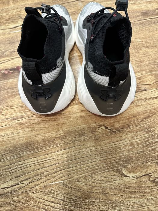 Vand adidasi Under armour