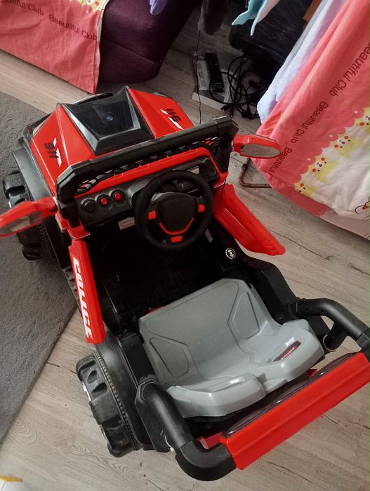 Masina rosie cu telecomanda