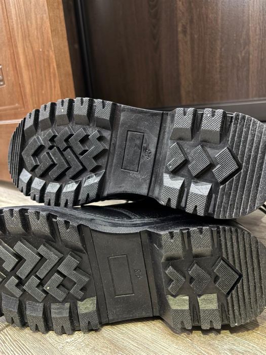 Продам ботинки с высоким бертцем