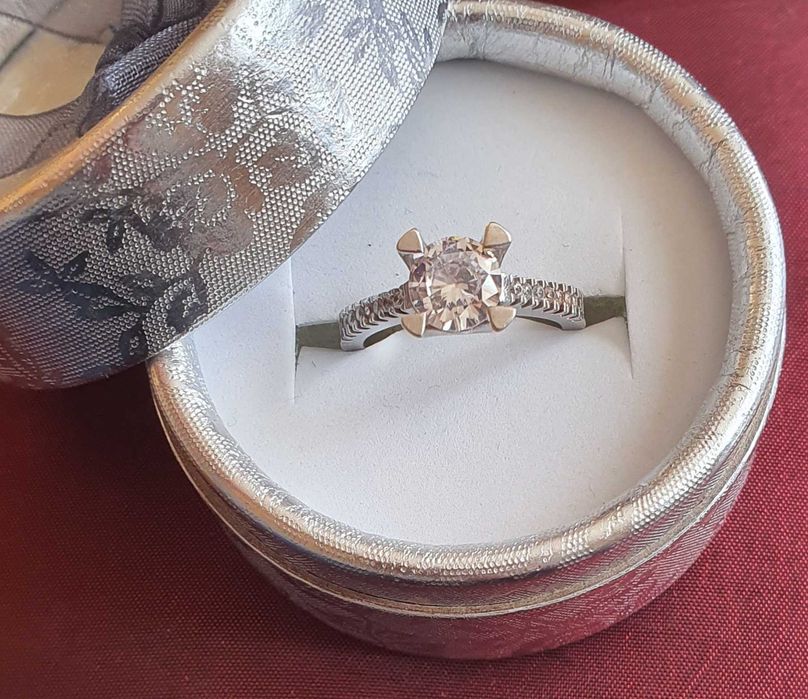 Сребърни пръстени с камъни 25 лева.