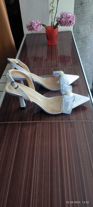 Vând sandale dama
