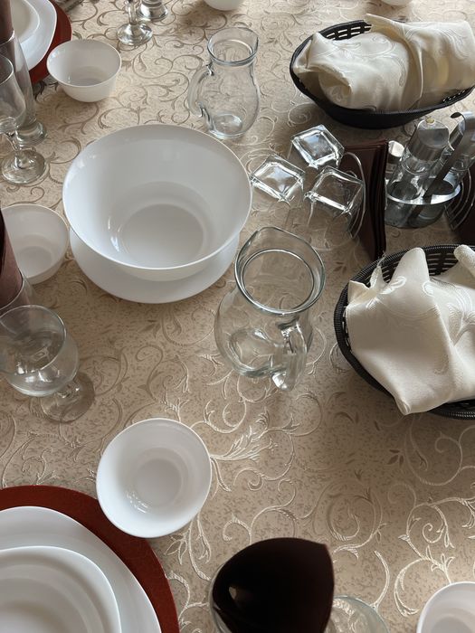 Mobilier , veselă, tacâmuri pentru sală de evenimente