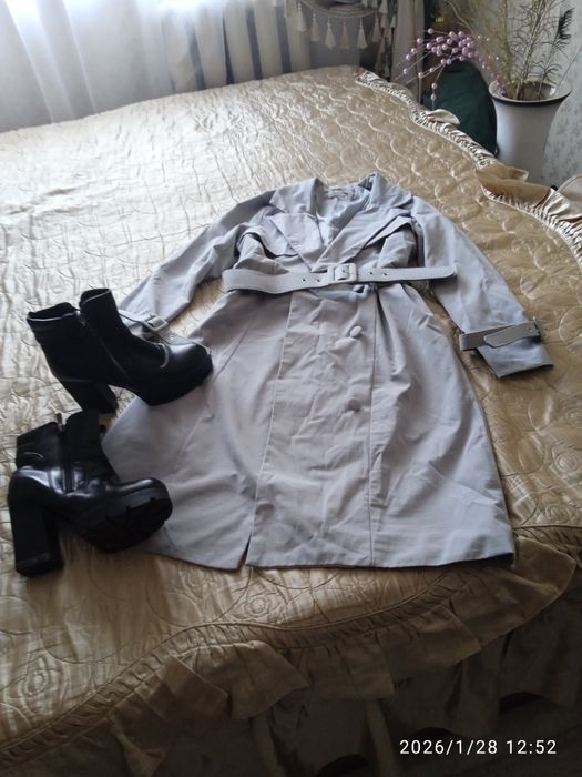 Отдам даром плащ и ботильоны