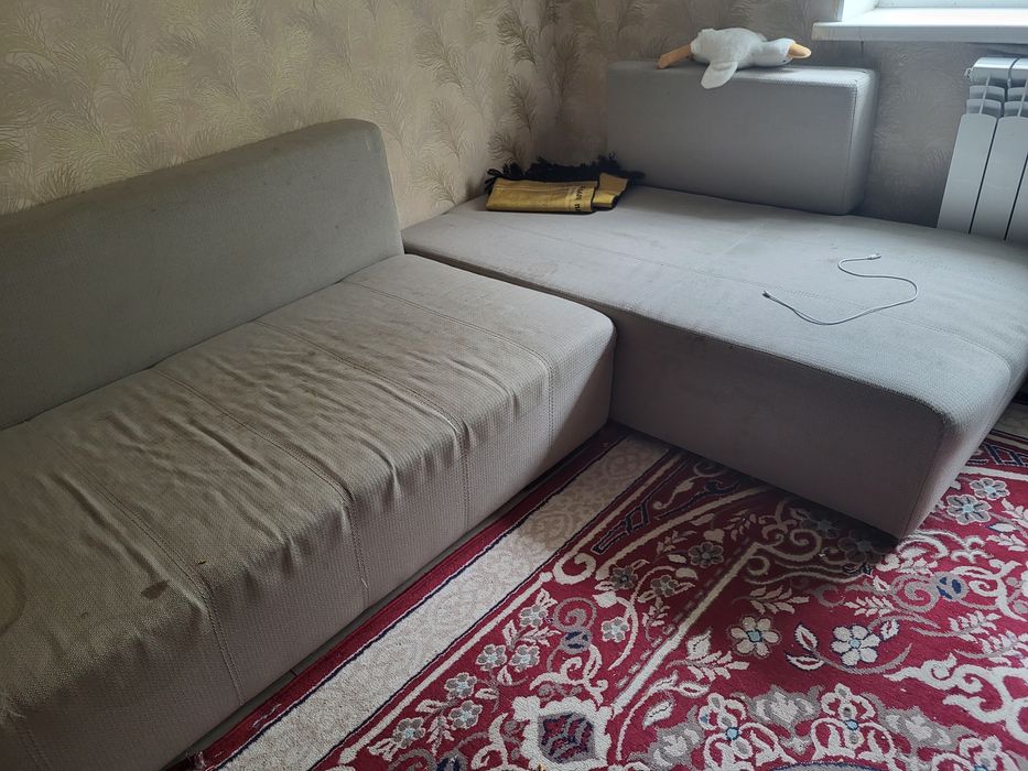 Продам мягкий уголок с подушками +2 тумбы