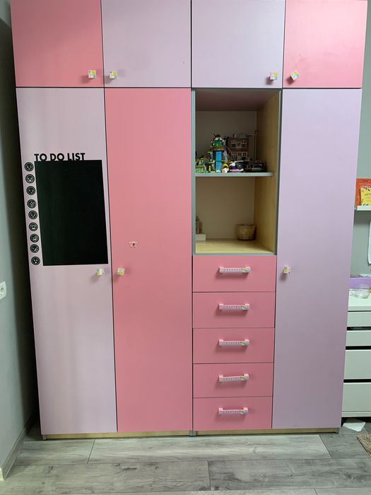 Dulap in doua culori roz/mov