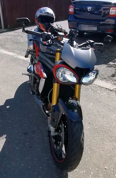 Triumph Speed Triple 1050 R 10/2016

25.000 km reali.

Motocicleta se prezintă foarte bine atât estetic, cât și mecanic. Țin