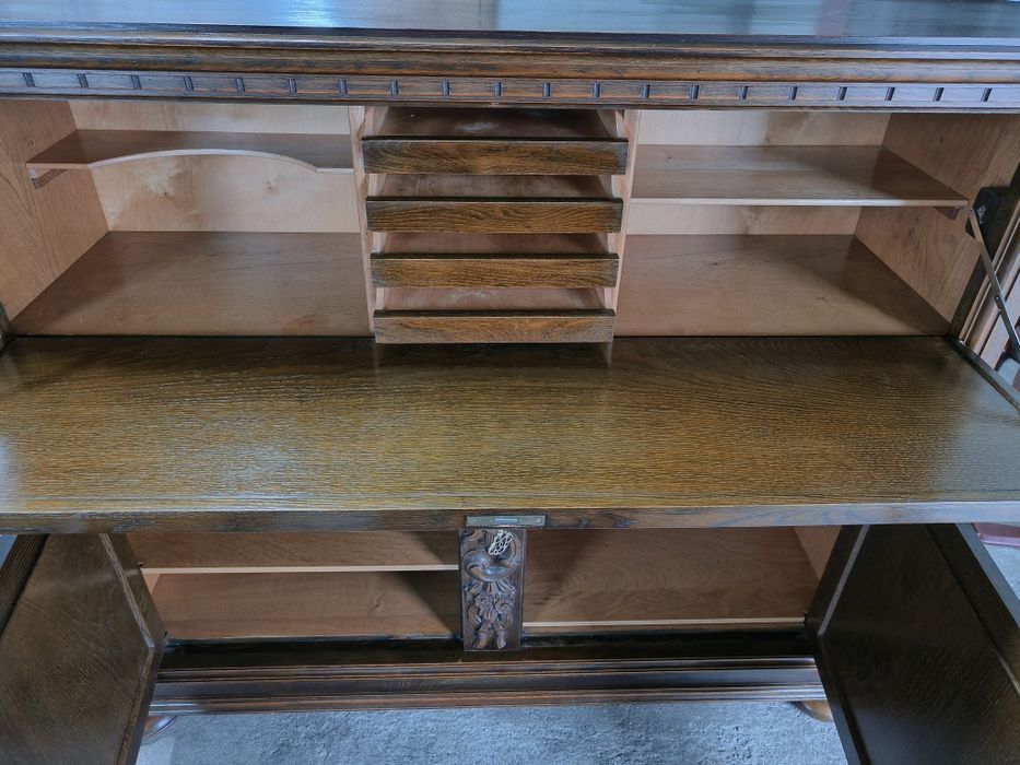 Елегантен дъбов шкаф с дърворезба