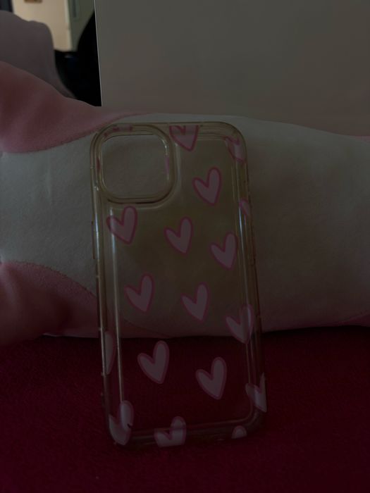 Продавам 3 стилни калъфа за iPhone 12.  Има черен калъф с 3D балончета, розов калъф с вълнообразен дизайн и прозрачен калъф с розови сърца.