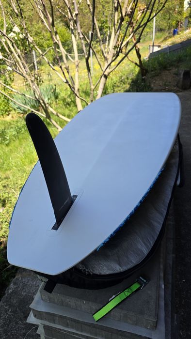 Placa windsurf 135 litri cu strapsuri si fina 36cm