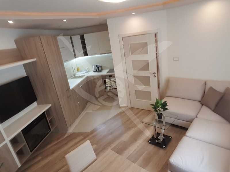 Дава се под наем Двустаен апартамент в Варна, Център - 60 кв.м за 400 € - Снимка #1