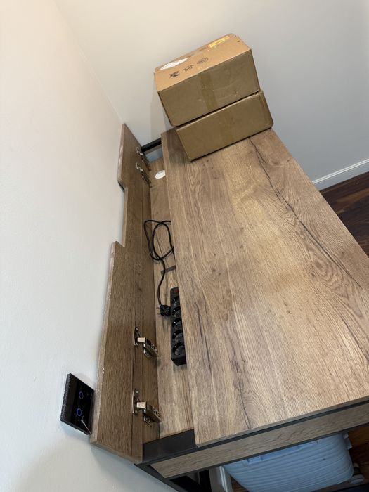 Рабочи стол с тумбой