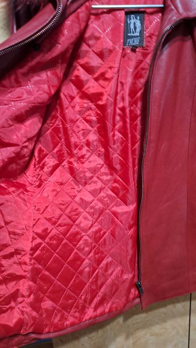 Haina/jacheta geaca de piele rosie cu gluga si blanita