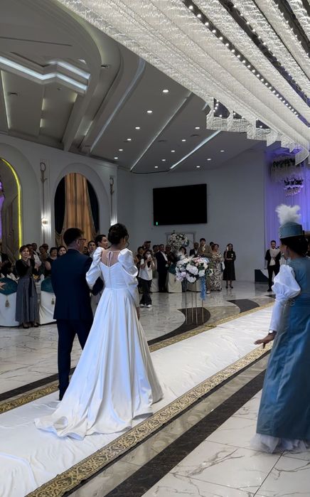 Предлагается к продаже свадебное платье.