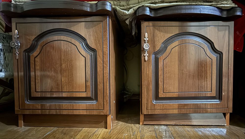 Сервант ( стенка) , шифоньер, трюмо и две тумбочки.