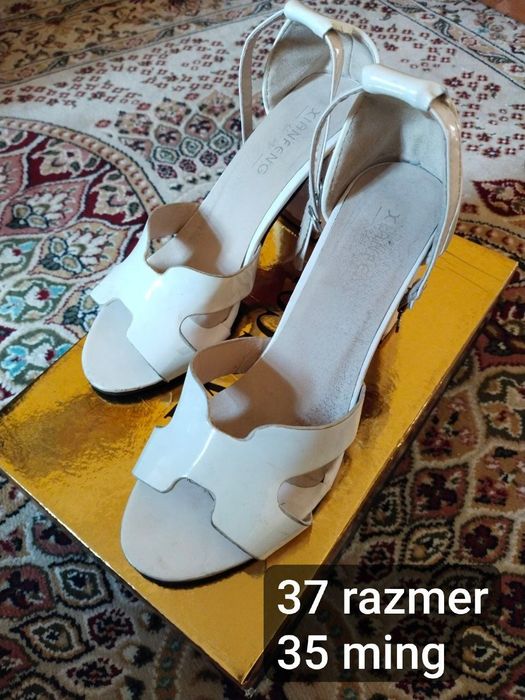 Oyoq kiyimlar sotiladi