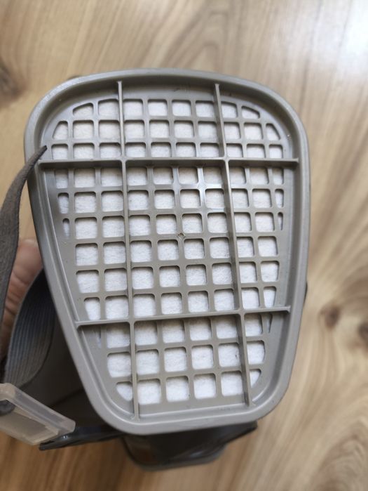 3M™ полулицева маска за сменяеми филтри , два на нея и два резервни