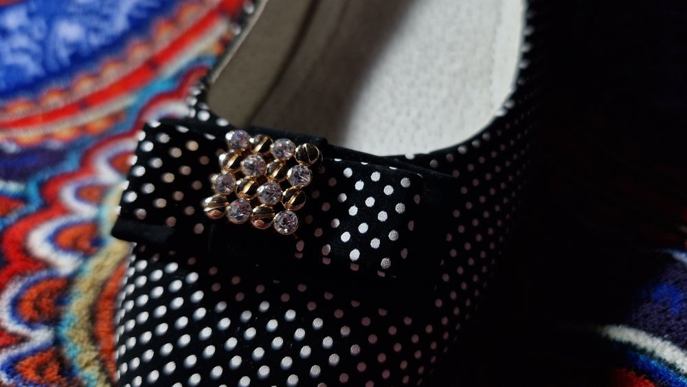 Продам туфли для девочки 35 размер ,8-9 лет