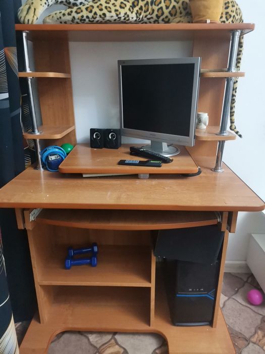 Срочно продам компьютерный стол