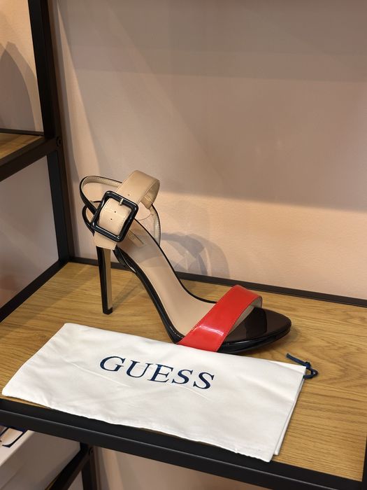 Дамски обувки на ток GUESS  Red and Black намалени малък дефект