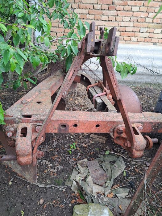 Плуг  с три гребла за голям трактор