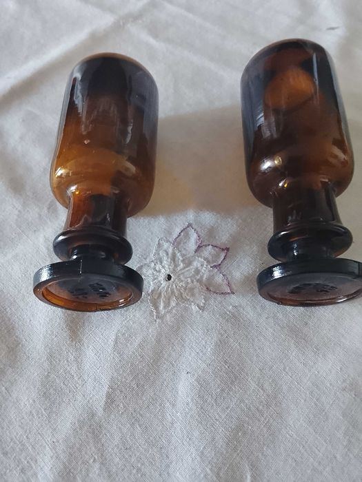 Doua sticlute vechi de farmacie  . 50 lei