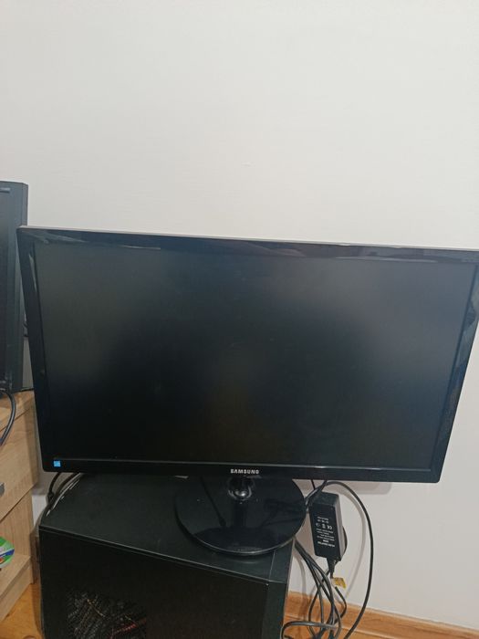 Vând monitoare PC