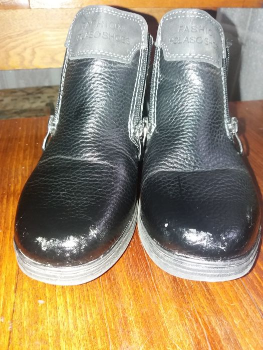 Продам осенние ботинки на мальчика.