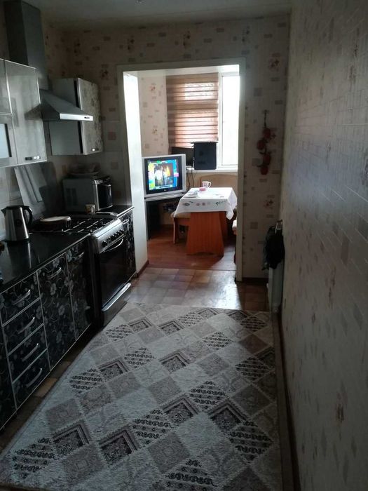 Спутник 17 3/4/4  Всего за 65.000! Дом 77 серии, квартира 70 м².