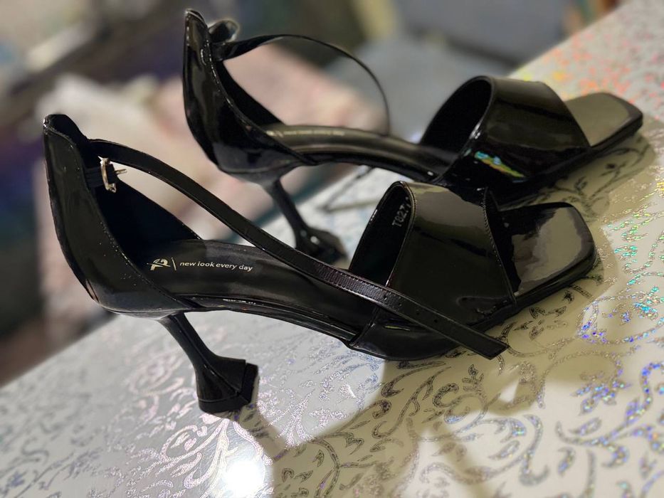 Подам женскую обувь.