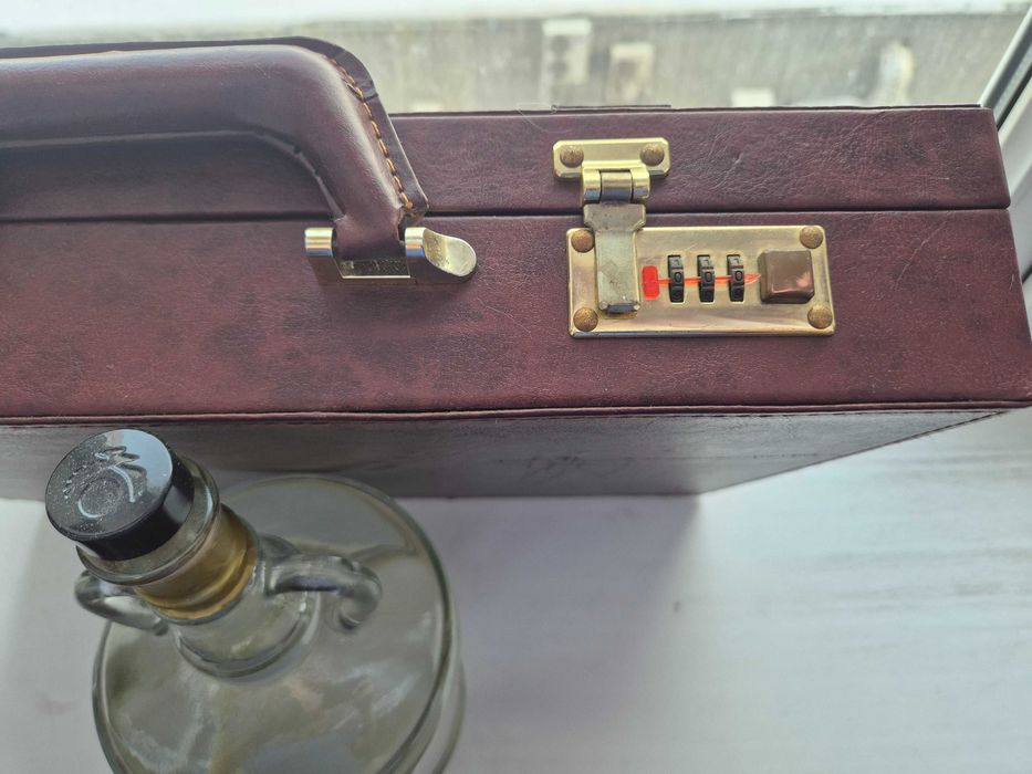 Дипломат с кодовым замком