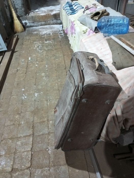Продам чемодан состояние среднее