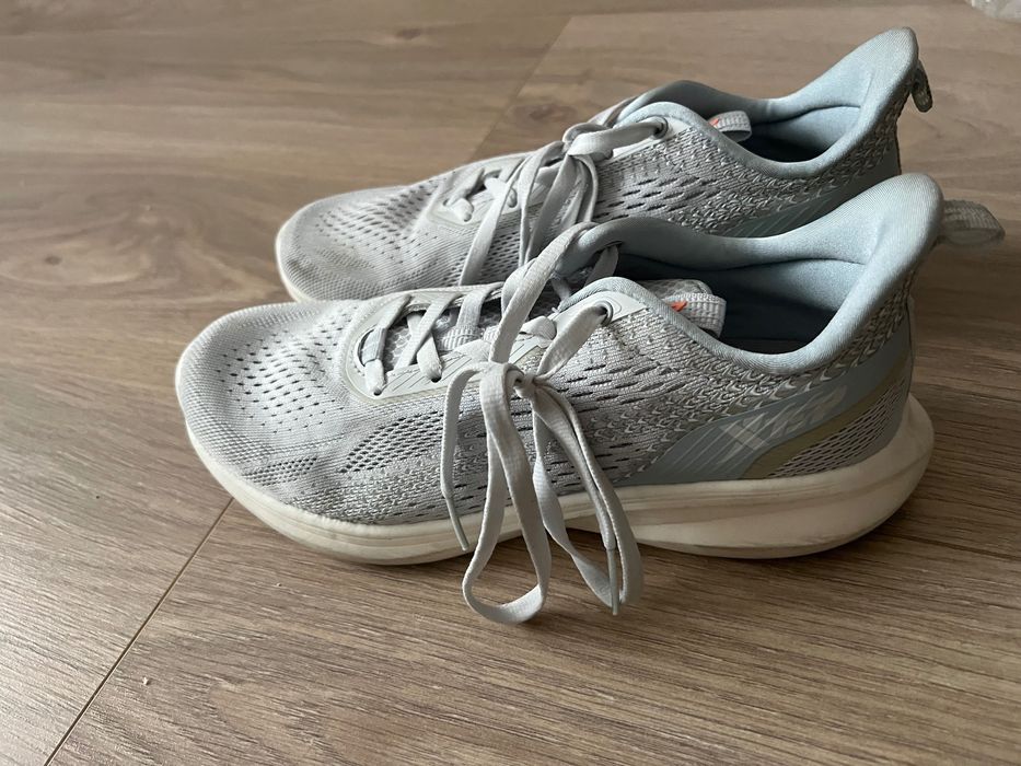 Спортивные кроссовки