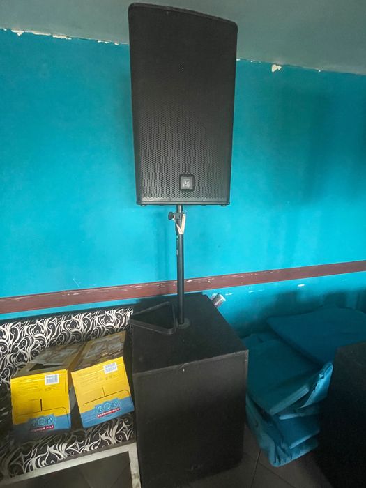 Sistem Sunet electro-voice ELX115, cutii basi, lumini stative