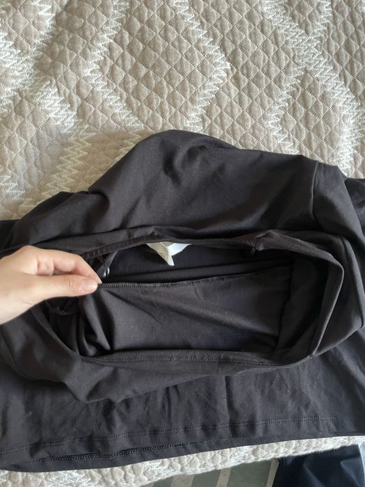 черный базовый лонгслив с вырезом