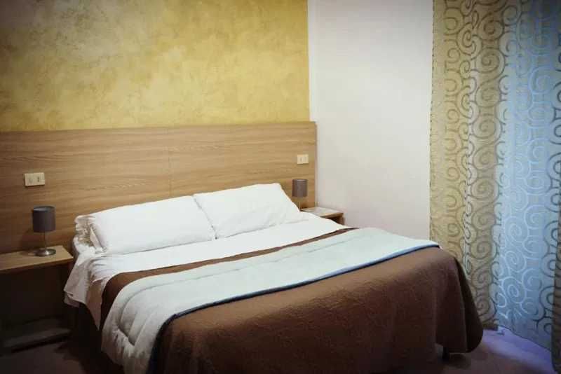 Дава се под наем Тристаен апартамент в Бургас, Център - 98 кв.м за 250 € - Снимка #1