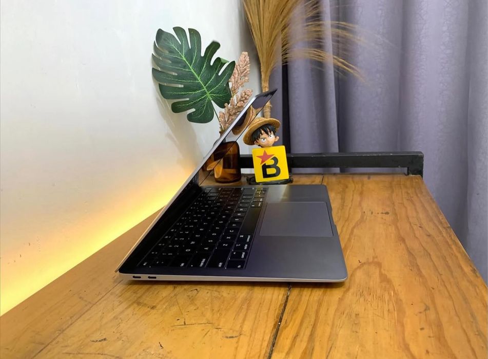 Macbook Air 2020 • i5 • 8 GB RAM • 96 % Bateria