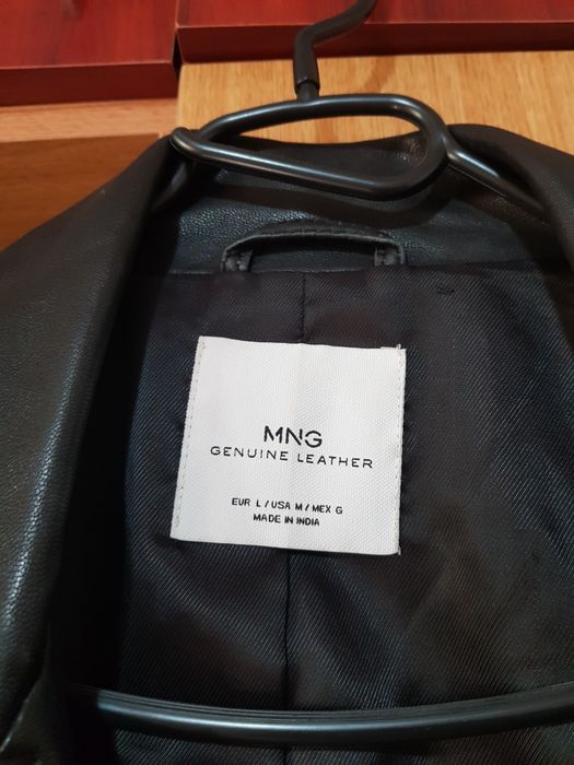 Geaca de piele naturala , cu capse , masura L , pret 500 lei