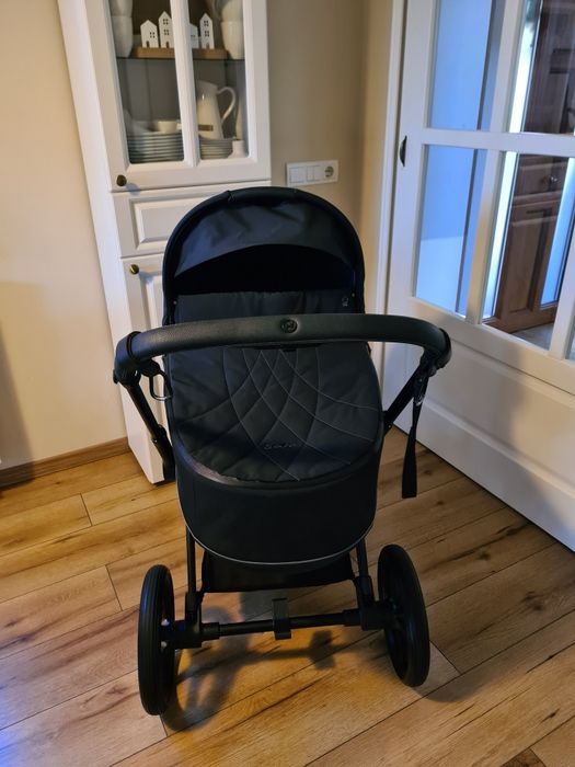 Cybex Priam Platinum 4.0 cu cadru negru mart si scoica Cloud T+ i size