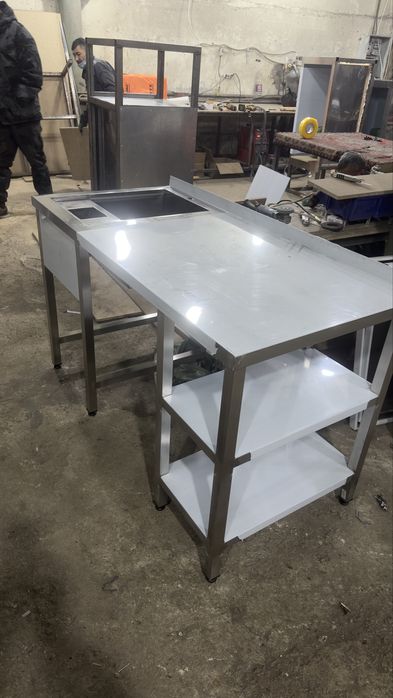 Стол из нержавейки на трубе