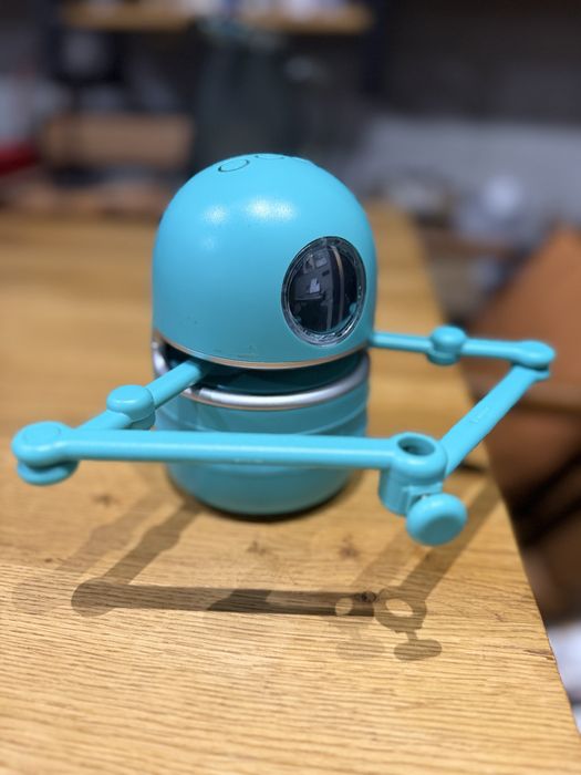 Quincy the robot artist - робот учител по рисуване и писане на английс