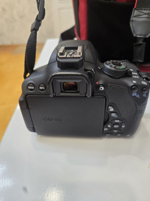 Canon  EOS 700D.
