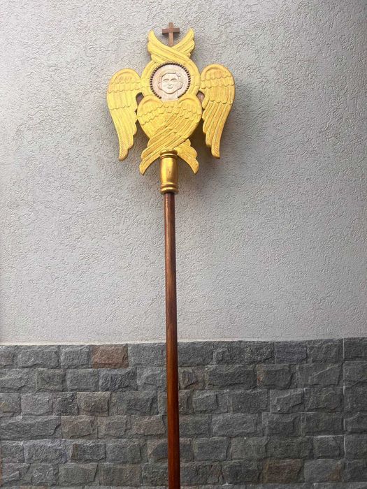 Serafim sculptat pe ambele parti