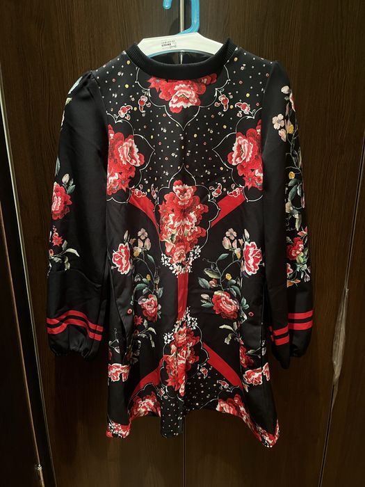 Рокля с флорашни мотиви и дълъг ръкав