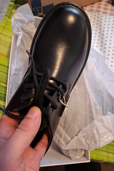 Pantofi noi cu eticheta