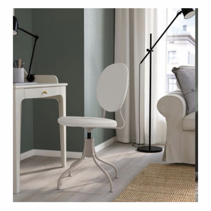 Продавам чисто нов въртящ се стол