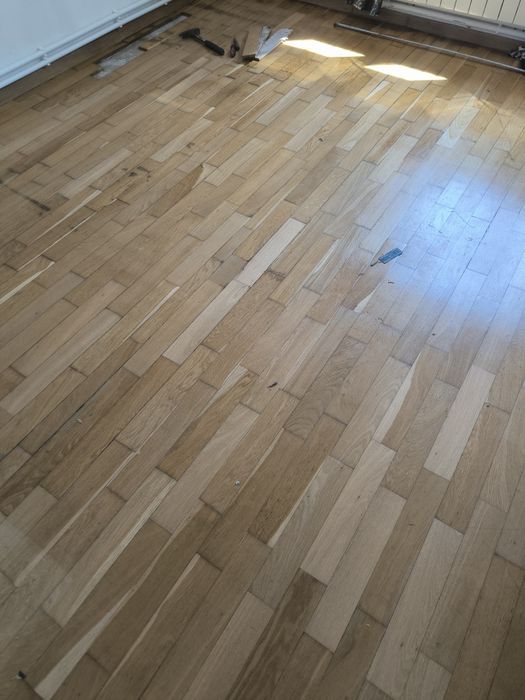 Vând parchet masiv a fost montat Este scos acuma cine dorește eră într-o cameră 5 pe 5