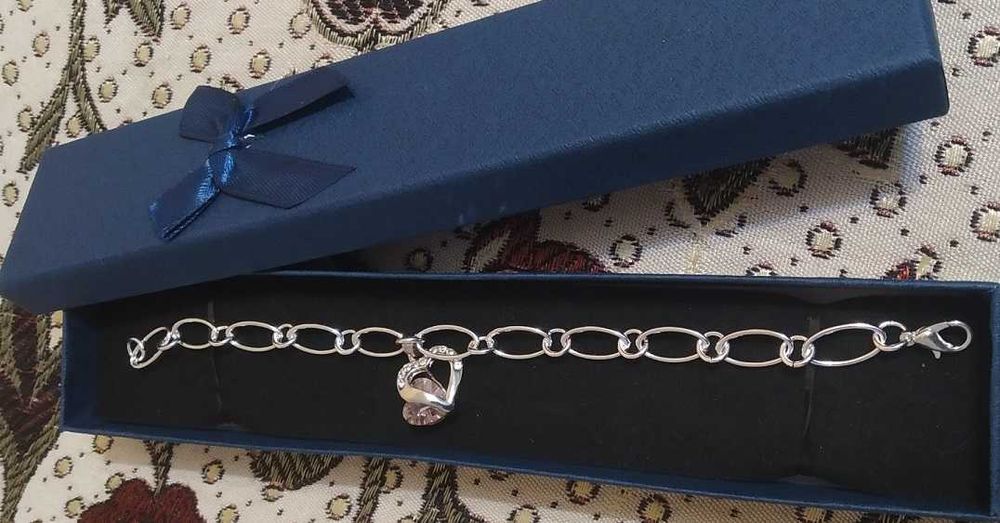 Нова,дамска сребърна гривна с висулка. Различни модели. В кутия.