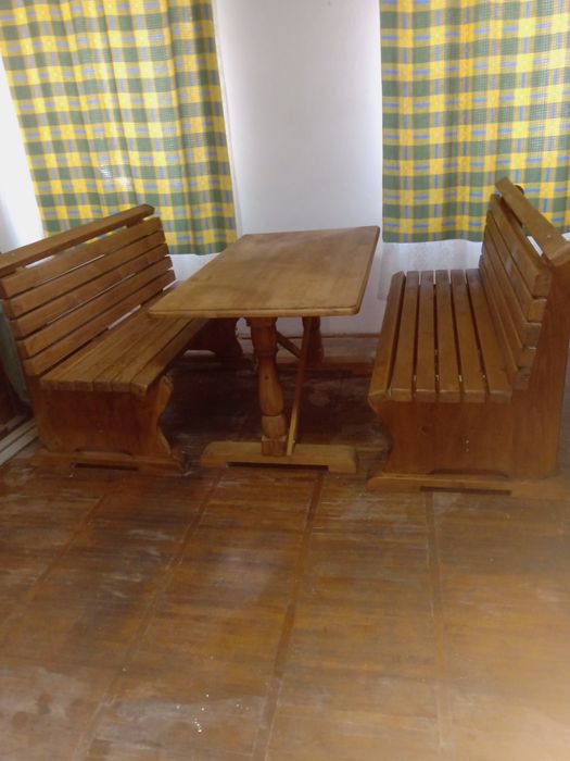 Vând set masă cu 2 bănci din lemn masiv,molid